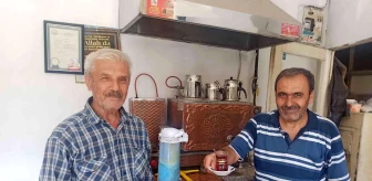 Afyon haberi: 35 yıldır termosla 1,5 liraya çay satıyorlar