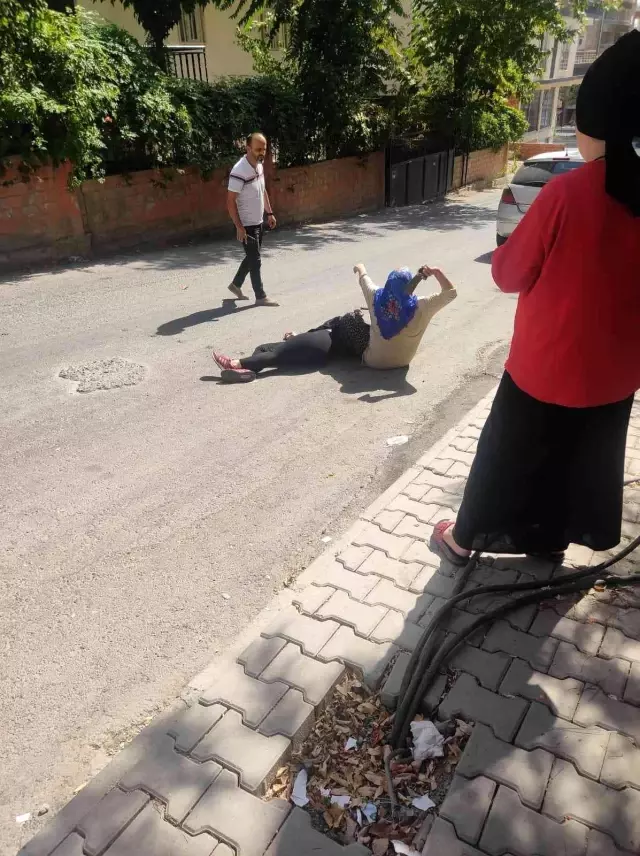 Şizofren hastası baba, yüksek sesle müzik dinleyen kızının boynuna baltayla vurdu