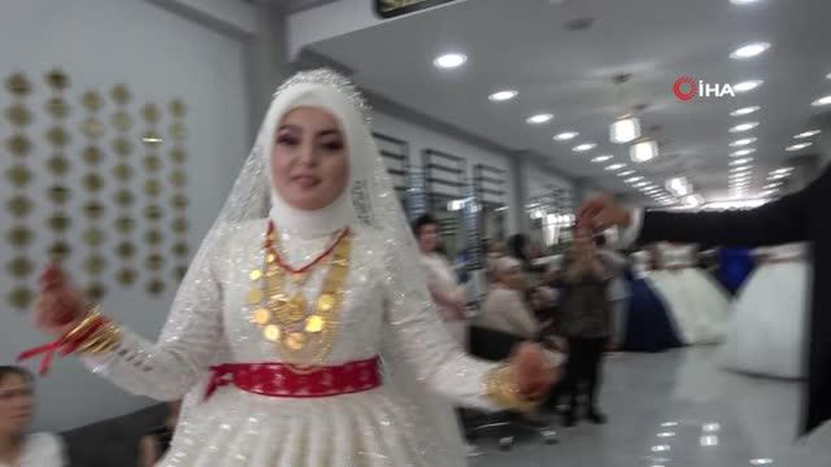 Bu kuaföre gelen gelinler düğüne oynayarak gidiyor