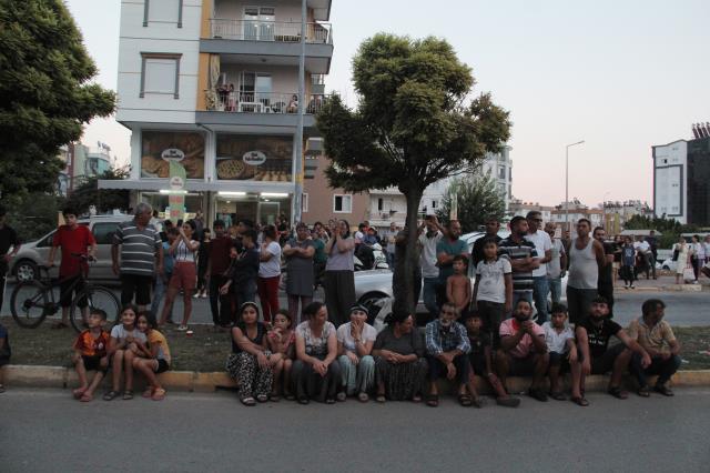 Çatıya çıkıp intihara kalkışan genç kız, ancak köpekleri getirilince ikna oldu