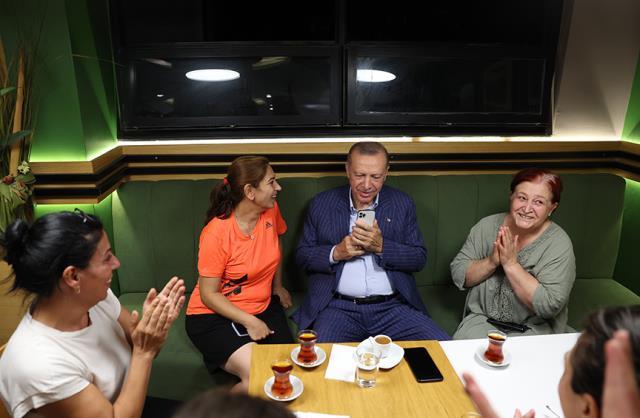 Cumhurbaşkanı Erdoğan'dan sürpriz pastane ziyareti! Vatandaşlar şaşkınlıklarını gizleyemedi