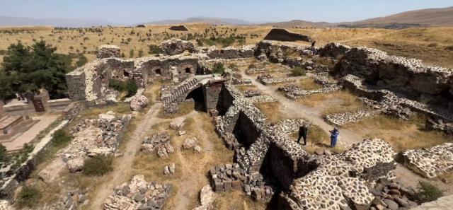 Erzurum'da duvardaki kan izlerinin hikayesini dinleyenler gözyaşlarına hakim olamıyor