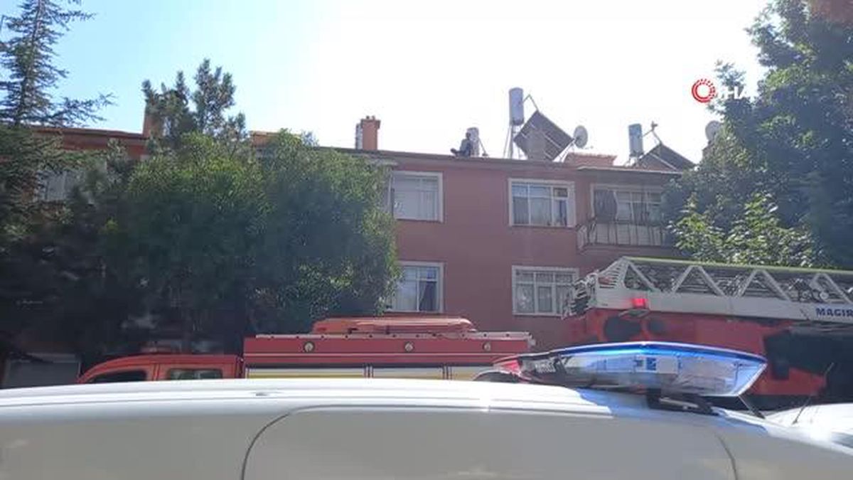 Son dakika haberi... Eşi evi terk edince çatıya çıkarak intihara teşebbüs etti... Fenalaşan adamı polis ekipleri aşağı indirdi