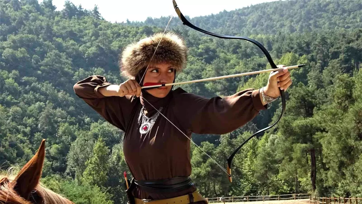 Son dakika haberleri | Genç kızlar savaşçı gibi giyinip at üzerinde ok atmayı öğretiyor