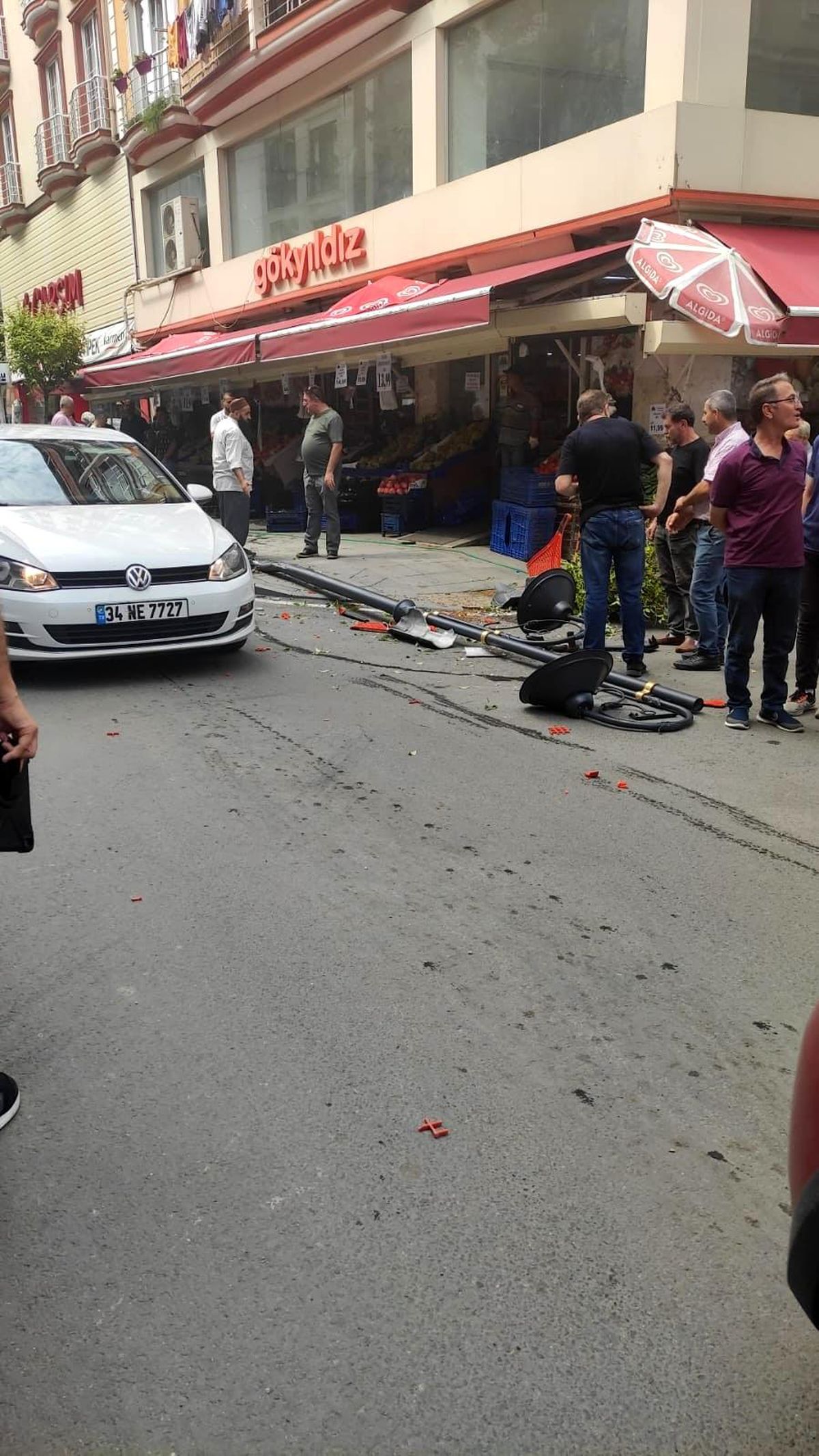 Aydın haberi... El freninin teli kopan kamyonet aydınlatma direğine çarparak durabildi... O anlar kamerada