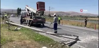 Son dakika haberi... Kontrolden çıkan araç aydınlatma direğine çarparak durabildi: 2 yaralı