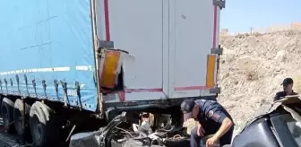 Son dakika haberi! Otomobil, emniyet şeridindeki TIR'a çarptı: 4 ölü, 1 yaralı