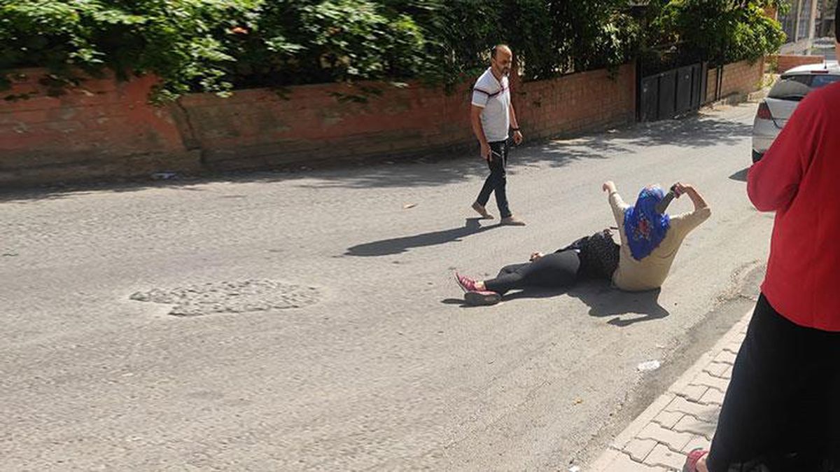 Şizofren hastası baba, yüksek sesle müzik dinleyen kızının boynuna baltayla vurdu