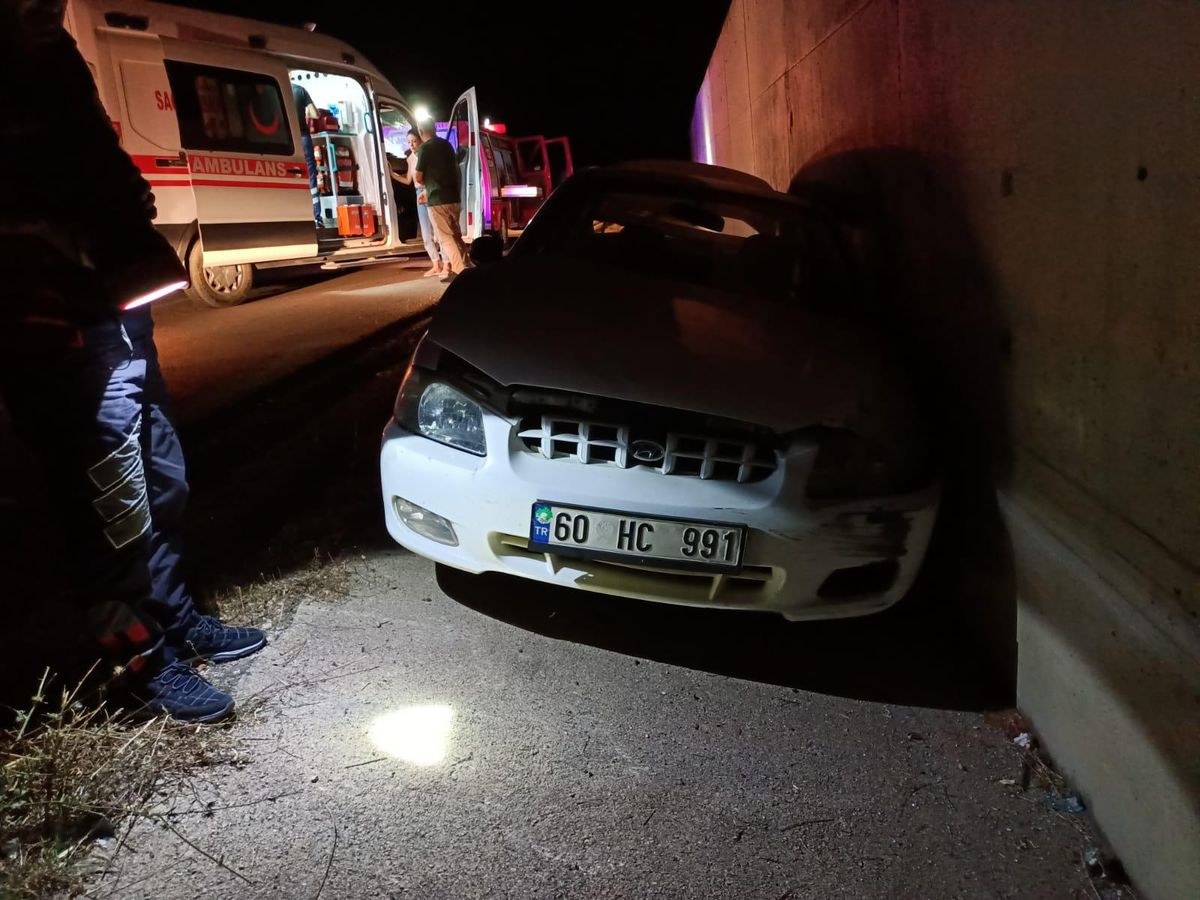 Tokat haberi: Tokat'ta duvara çarpan otomobildeki 4 kişi yaralandı