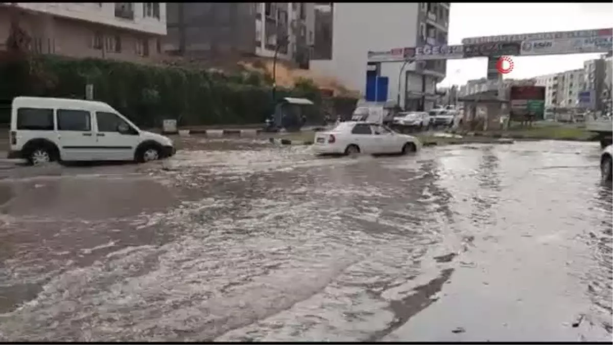 Manisa 3. sayfa haberi | Turgutlu'da sağanak yağış yolları göle çevirdi