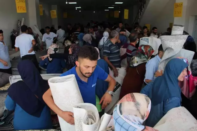 Ucuza halı satıldığını duyan vatandaşlar, mağaza önünde izdiham oluşturdu
