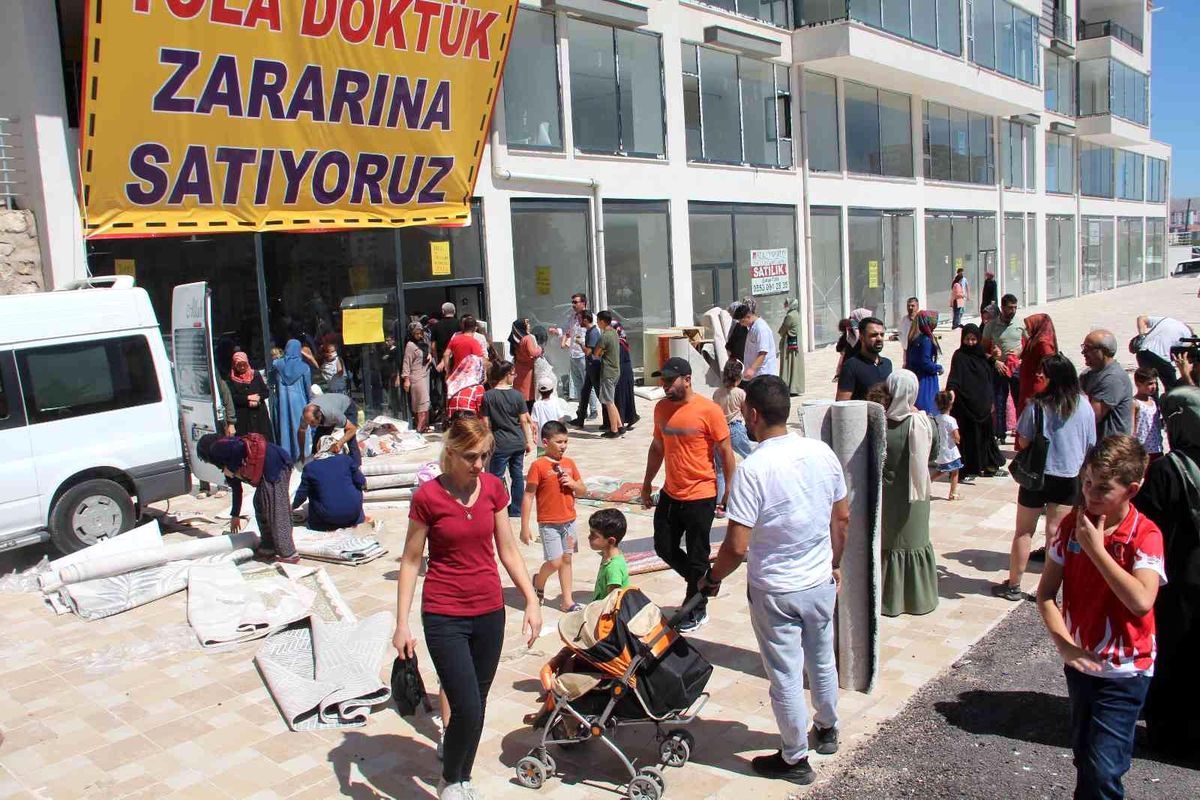 Ucuza halı satıldığını duyan vatandaşlar, mağaza önünde izdiham oluşturdu