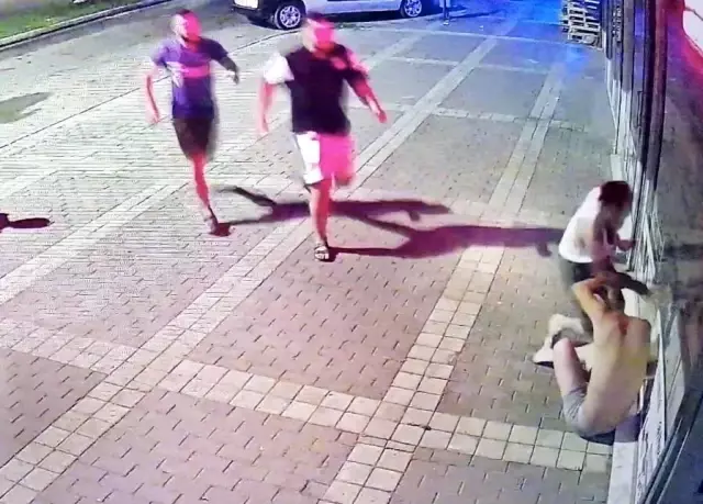 Üzerinde sadece iç çamaşırıyla işyerinin kapısında ihtiyaç giderirken 'hırsız' zannedilip darp edildi