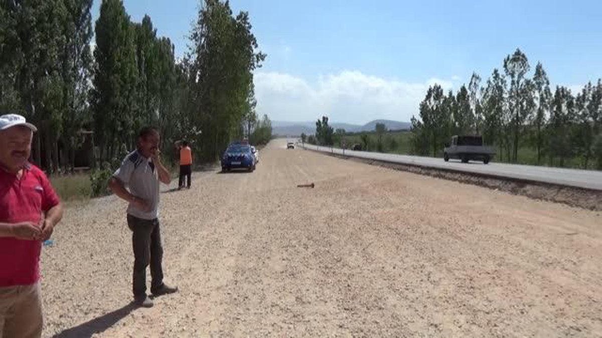 Devrilen otomobildeki 3 kişi yaralandı