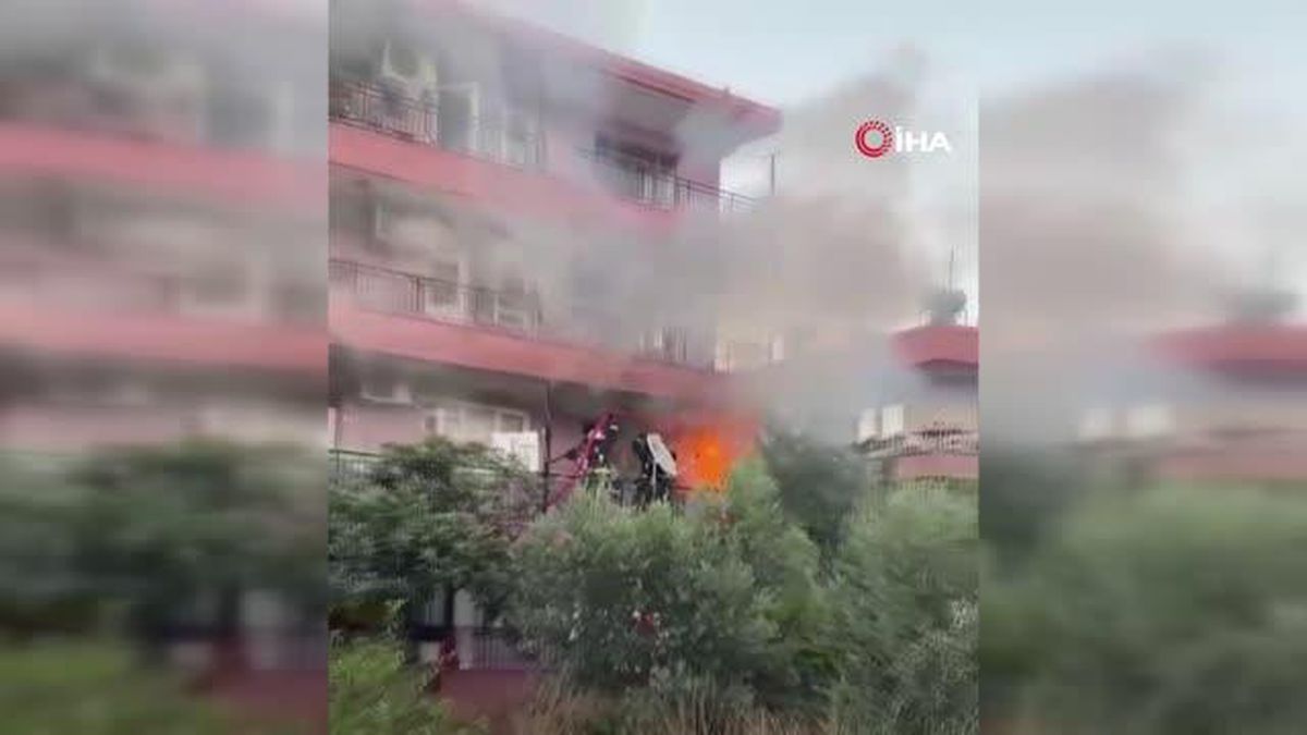 Son dakika haber! Evin balkonundaki kışlık odunlardan çıkan yangın paniğe neden oldu