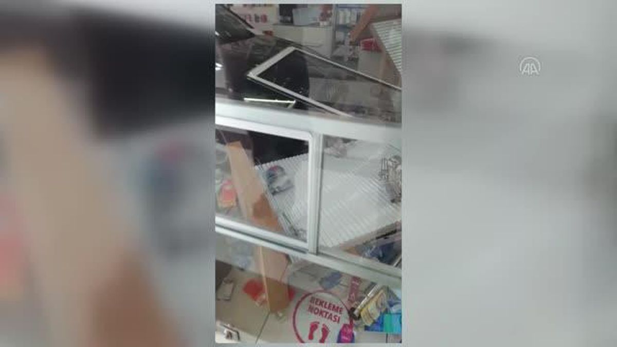 Kontrolden çıkan otomobil eczaneye girdi