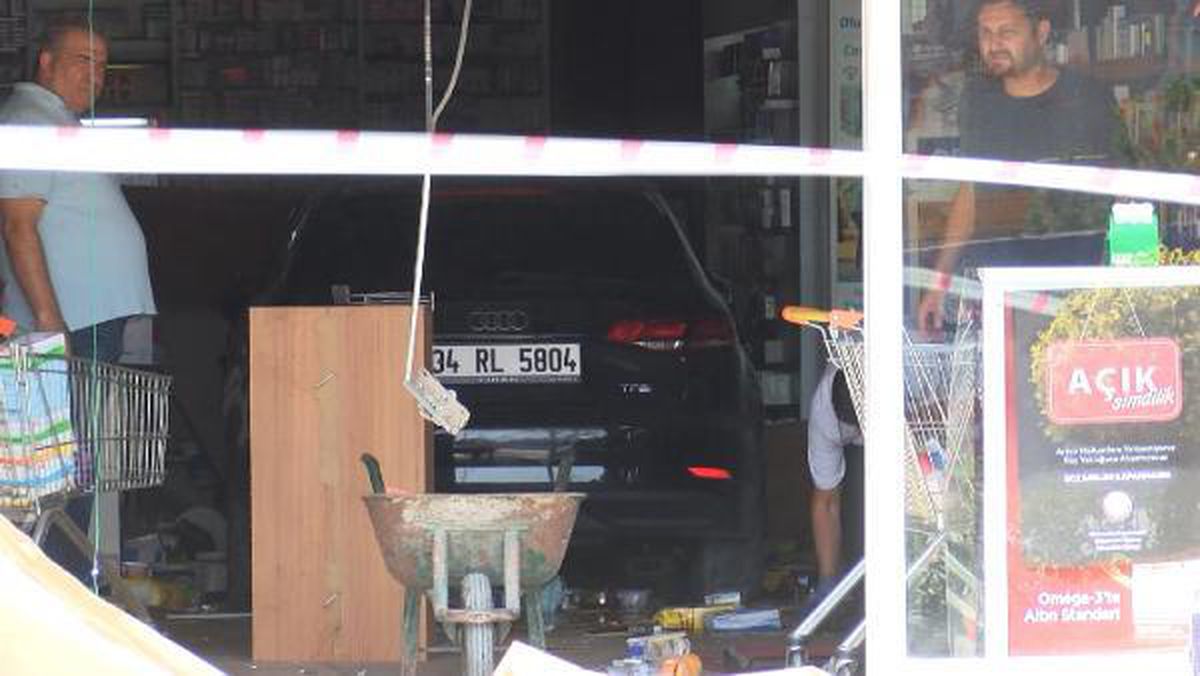 KÜÇÜKÇEKMECE'DE OTOMOBİL NÖBETÇİ ECZANEYE DALDI