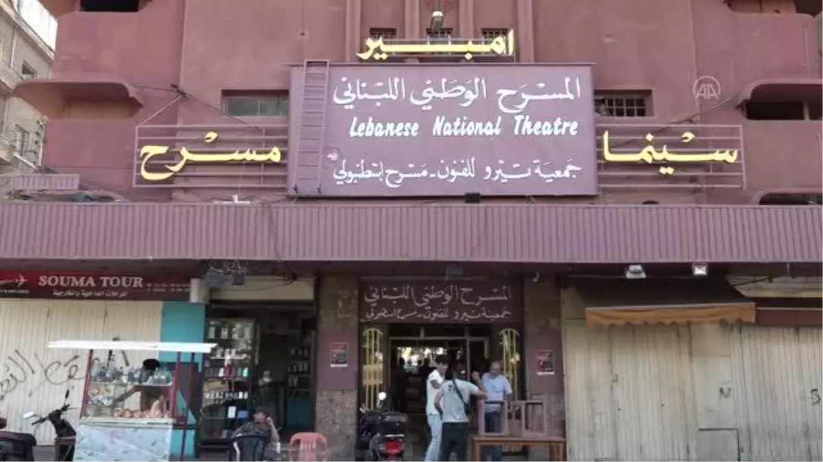 Kültürel aktivistler, Trablus'a ücretsiz tiyatro ve sinema getirdi