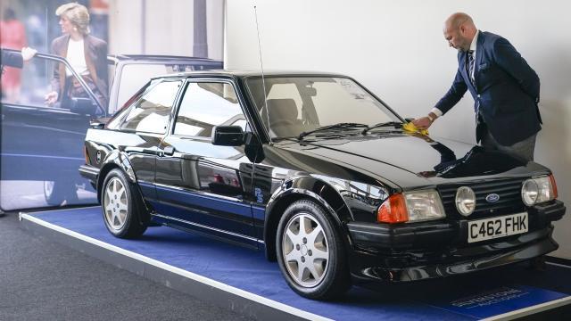 Prenses Diana'nın kullandığı otomobil açık artırmada 650 bin sterline satıldı Prenses Diana'nın kullandığı otomobil açık artırmada 650 bin sterline satıldı