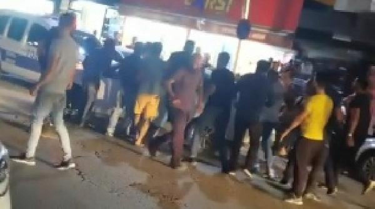 Yolda yürüyen kadına laf atan tacizci, kalabalığın tepkisi üzerine havaya ateş açarken arkadaşını vurdu