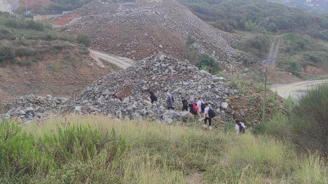 TEM Otoyolu'nda bozulan kamyonetin kasasından çok sayıda kaçak göçmen çıkarak yol kenarına koştu
