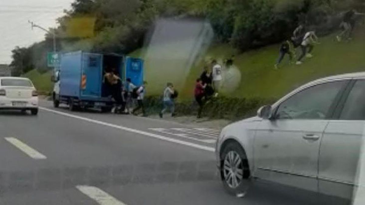 TEM Otoyolu'nda bozulan kamyonetin kasasından çok sayıda kaçak göçmen çıkarak yol kenarına koştu