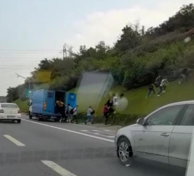 TEM Otoyolu'nda bozulan kamyonetin kasasından çok sayıda kaçak göçmen çıkarak yol kenarına koştu