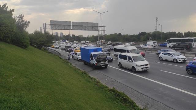 TEM Otoyolu'nda bozulan kamyonetin kasasından çok sayıda kaçak göçmen çıkarak yol kenarına koştu