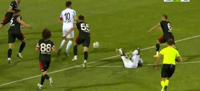 Türkiye, Erzurumspor-Samsunspor maçındaki skandal penaltı kararını konuşuyor