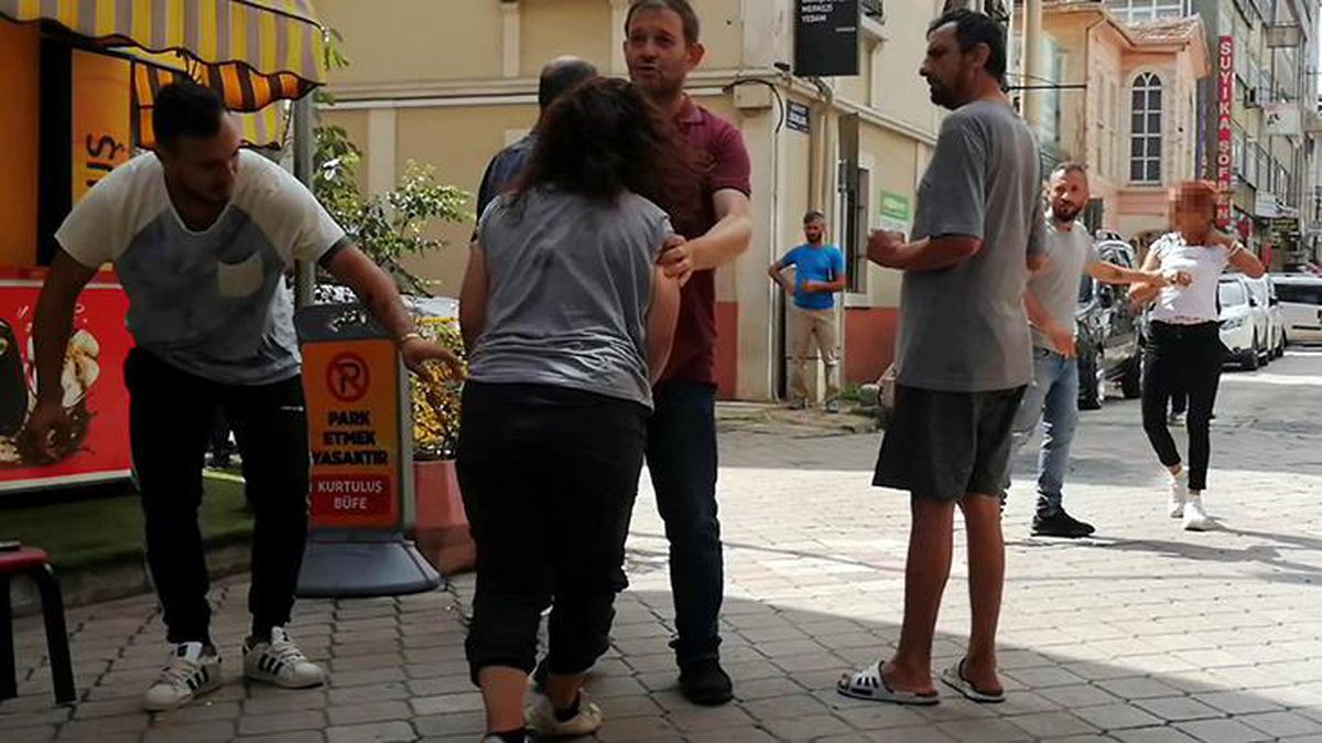 Aynı erkeği seven kadınların kıskançlık kavgası kamerada! Saç saça, baş başa girdiler
