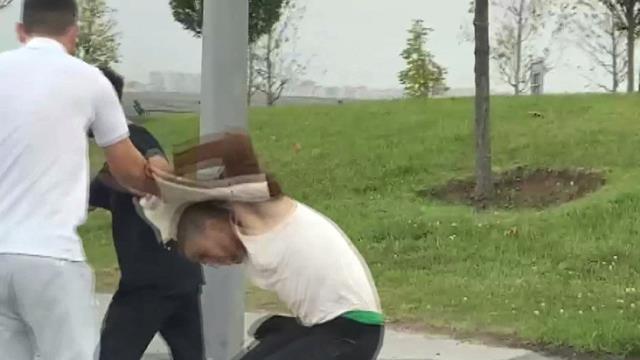 Başakşehir'de taksi ücretini ödemeden kaçmaya çalışan yolcu montunu bıraktı