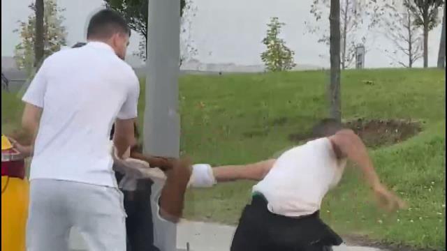 Başakşehir'de taksi ücretini ödemeden kaçmaya çalışan yolcu montunu bıraktı