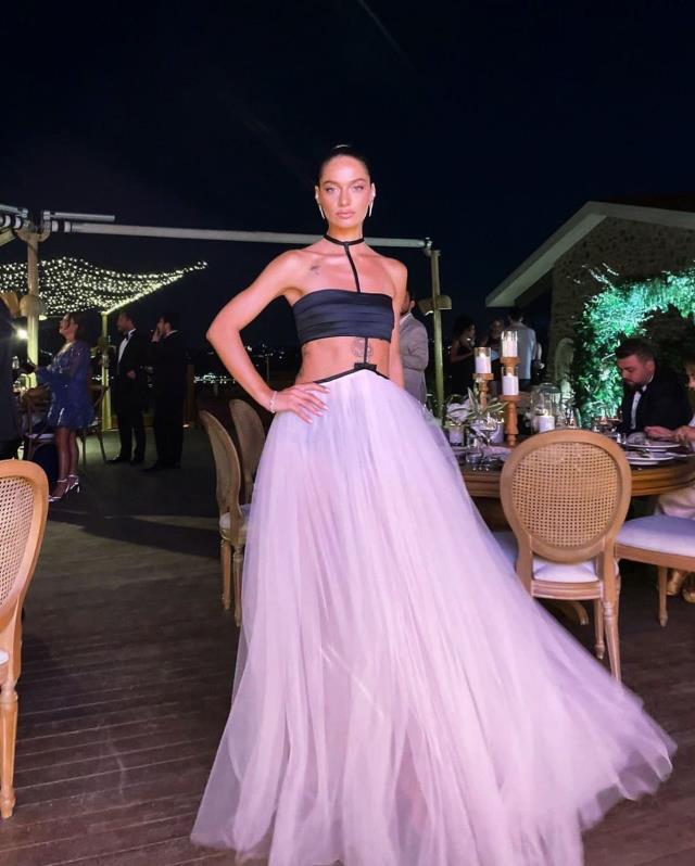 Demet ve Oğuzhan'ın düğününde sürpriz yakınlaşma! Murat Boz, güzel oyuncuyla samimi şekilde dans etti Demet ve Oğuzhan'ın düğününde sürpriz yakınlaşma! Murat Boz, güzel oyuncuyla samimi şekilde dans etti