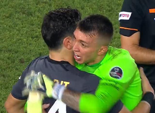 Dev maçtan sonra Galatasaraylı futbolcular, Trabzonspor'un genç kalecisinin yanına koştu