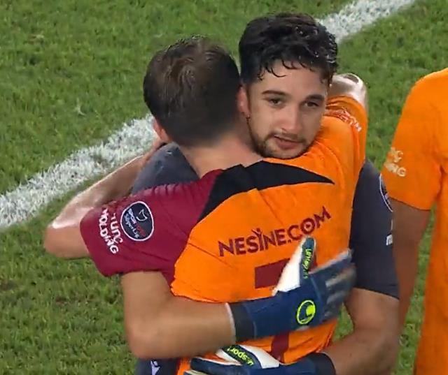 Dev maçtan sonra Galatasaraylı futbolcular, Trabzonspor'un genç kalecisinin yanına koştu