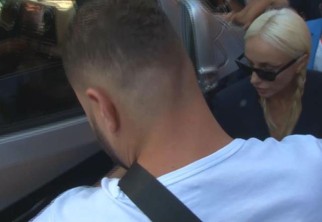 Ev hapsi şartıyla tahliye edilen şarkıcı Gülşen'den cezaevi önünde ilk kare Ev hapsi şartıyla tahliye edilen şarkıcı Gülşen'den cezaevi önünde ilk kare