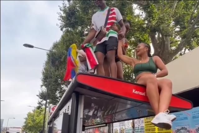 Festivalde otobüs durağının üstünde dans eden grup durağın çökmesiyle yere yığıldı