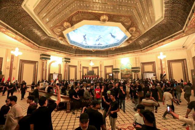 Irak'ta Sadr destekçileri hükümet sarayını basarak yüzme havuzunda serinlediler