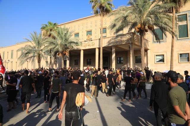 Irak'ta Sadr destekçileri hükümet sarayını basarak yüzme havuzunda serinlediler