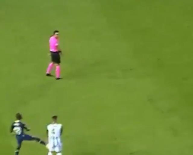 Konyaspor-Fenerbahçe maçının önüne geçen pozisyon! Arda Kardeşler'e tepkilerin haddi hesabı yok