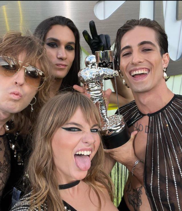 Müzik Ödülleri'nde ünlü şarkıcılar ödüllerini aldı