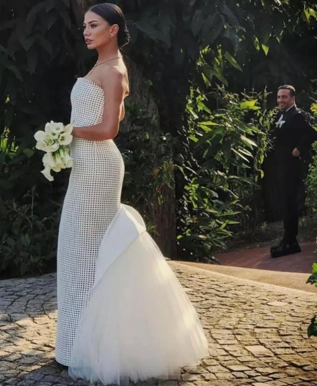 Oğuzhan Koç ile nikah masasına oturan Demet Özdemir'in gelinliği alay konusu oldu Oğuzhan Koç ile nikah masasına oturan Demet Özdemir'in gelinliği alay konusu oldu
