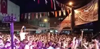 Ünlü rapçinin sahneden attığı elma izdihama neden oldu