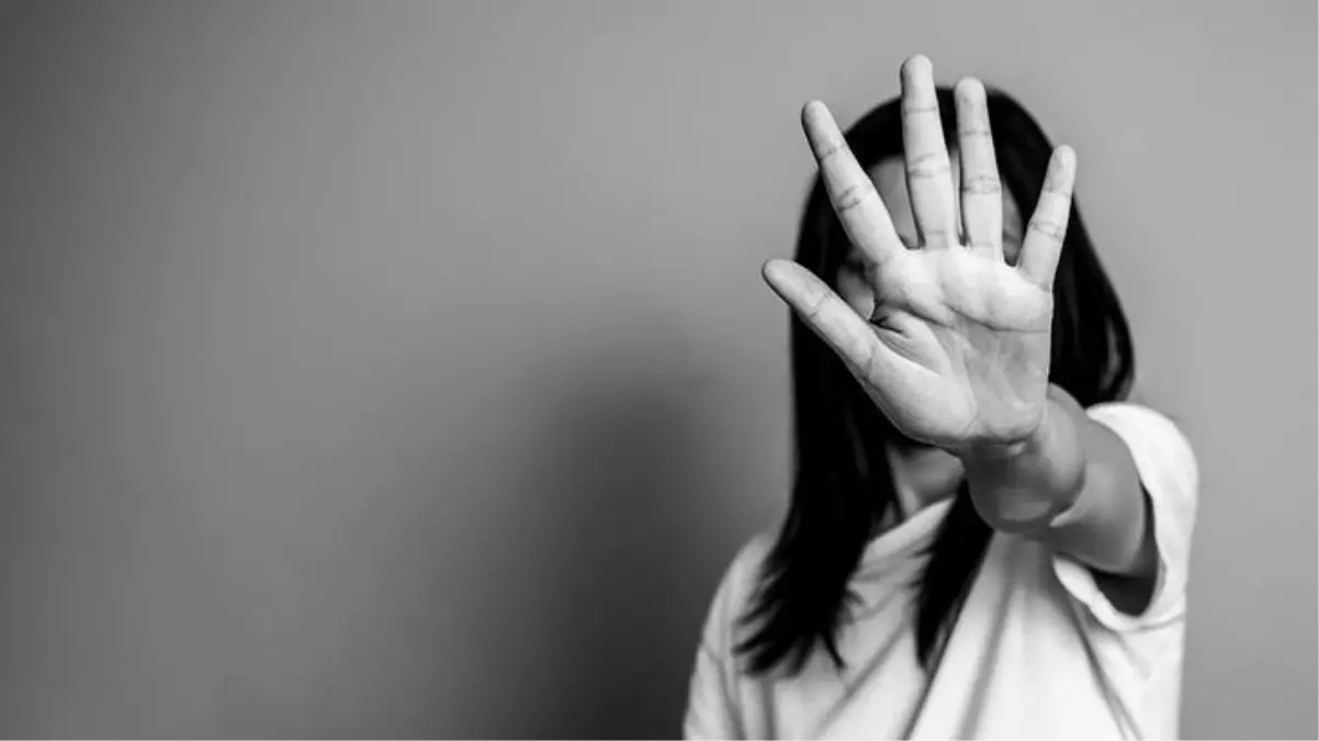 16 yaşındaki genç, mesafe belirtilmeyen uzaklaştırma kararı nedeniyle her sabah kapı komşusu olan taciz şüphelisiyle karşılaşıyor