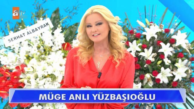 Yayında romantik anlar! Eşinden gelen çiçekteki notu okuyan Müge Anlı aşkını haykırdı Yayında romantik anlar! Eşinden gelen çiçekteki notu okuyan Müge Anlı aşkını haykırdı