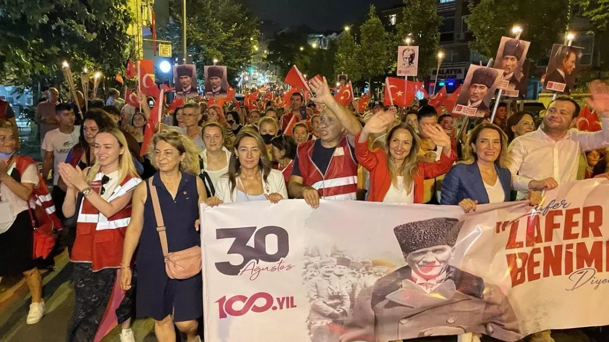 CHP'nin 'Kadınlar Zafere Yürüyor' etkinliği Üsküdar'da yapıldı