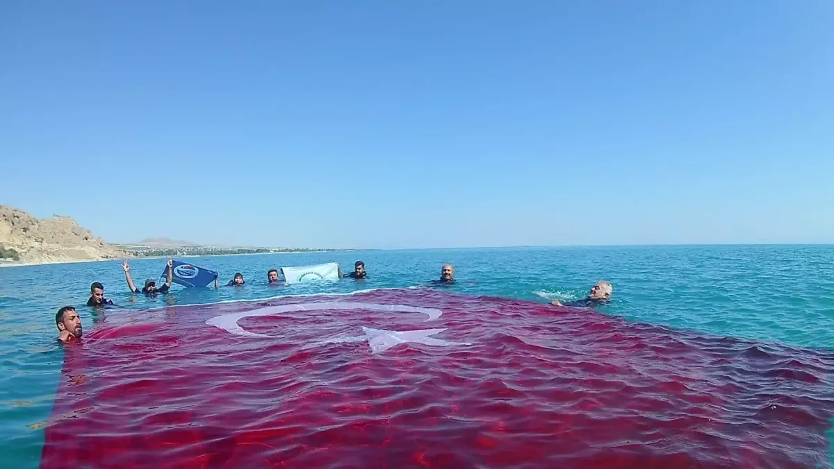 Van gündem haberleri... Dalgıçlar Van Gölü'nde Türk bayrağı açtı