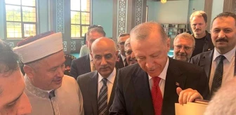 Kütahya haberi: Erdoğan, açılışını yaptığı Kütahya Mehmetçik Camii'ne Kur'an-ı Kerim hediye etti