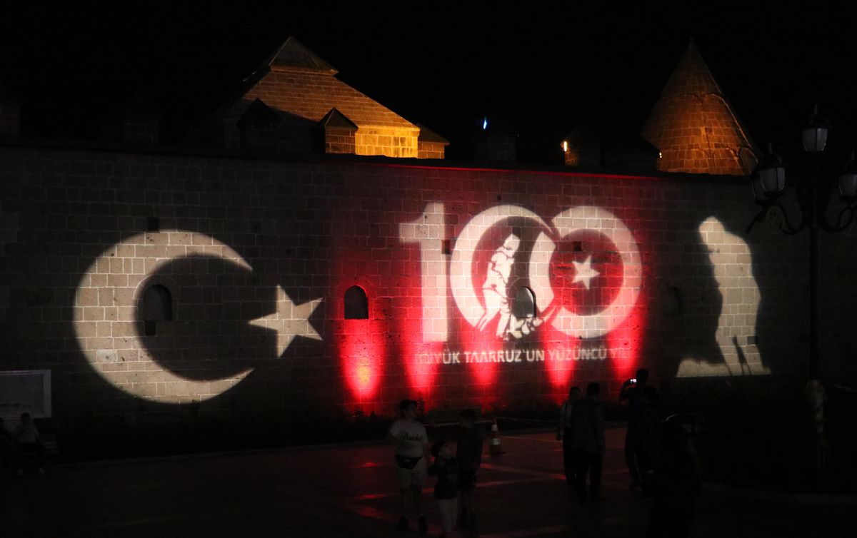 Erzurum haberi... Erzurum'da 30 Ağustos Zafer Bayramı'nda fener alayı düzenlendi