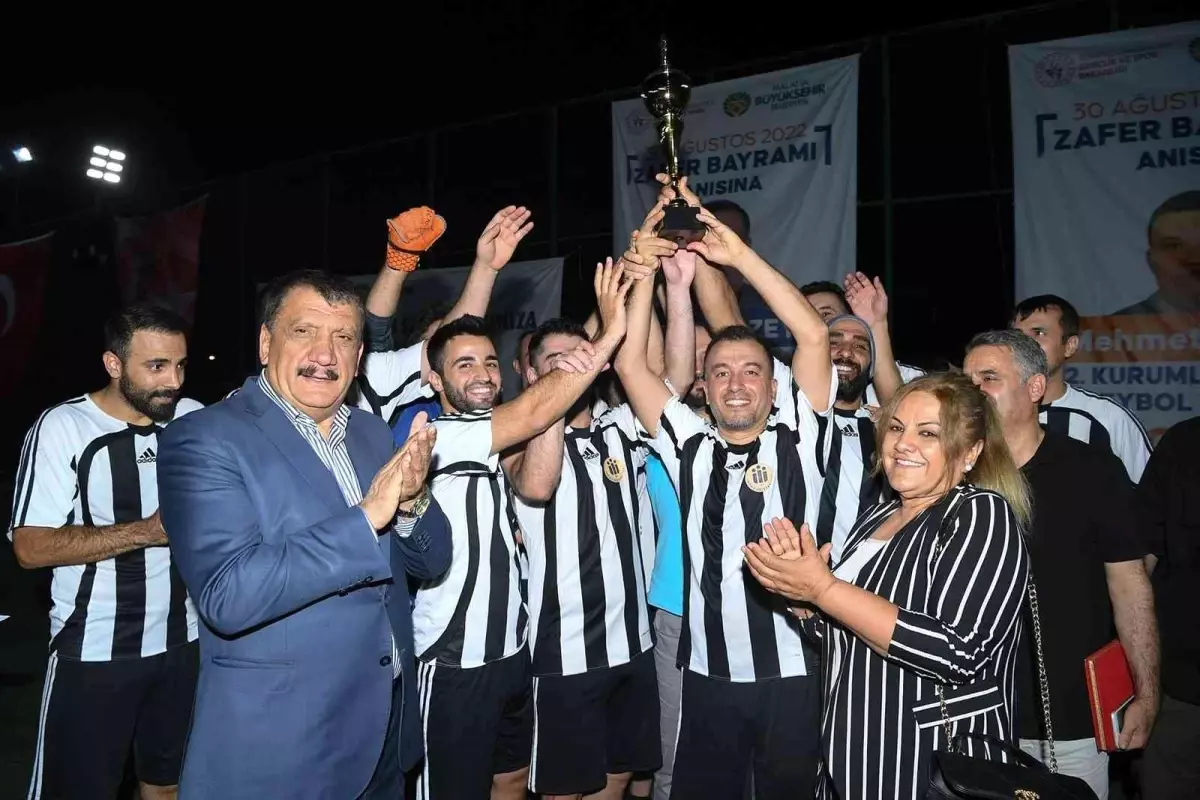 Eskişehir haberi | Futbol turnuvasında kupa İnönü Üniversitesi'nin